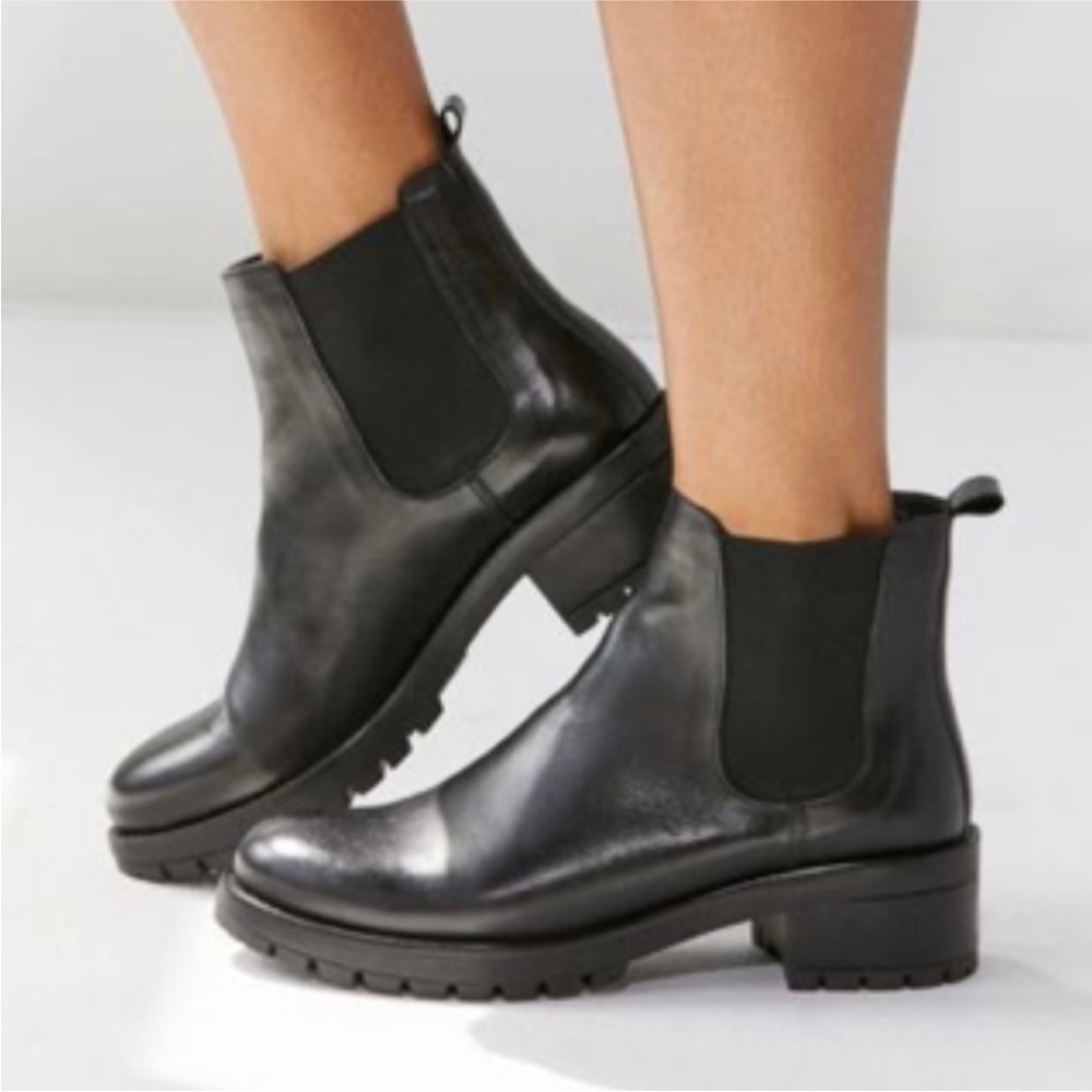 Urban Outfitters Maci Chelsea Boot Size 9